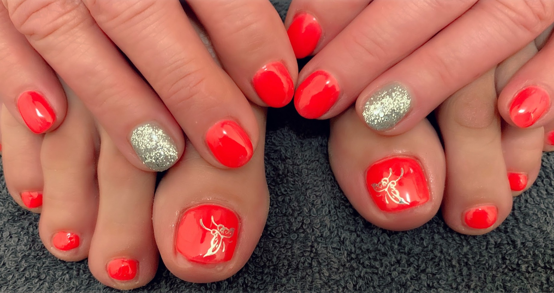 Teennagels in oranjerood met een zilveren glitter accentnagel