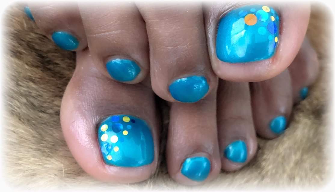 Teennagels in glanzend blauw met gouden stipjes